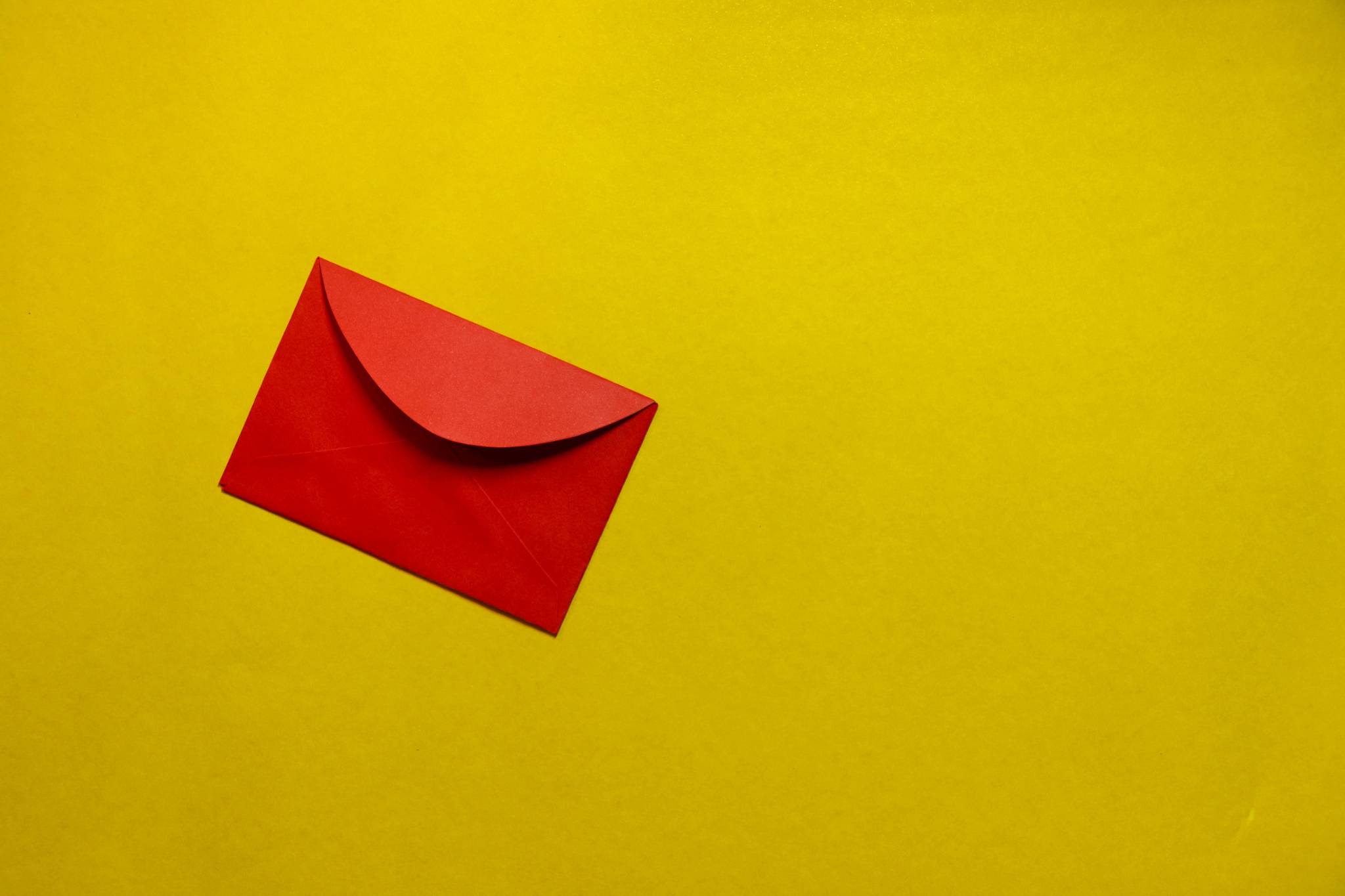 Roter Briefumschlag auf gelbem Grund